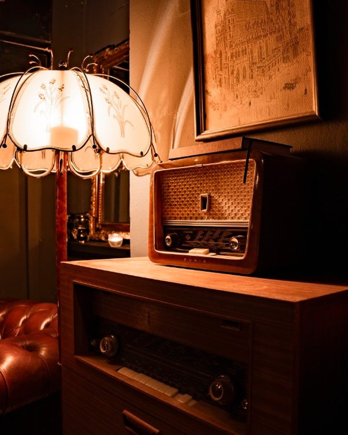 Vintage radio and lamp in a corner of Saint George